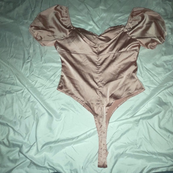 ✨Puff-Sleeve Bodysuit✨ - Picture 3 of 3